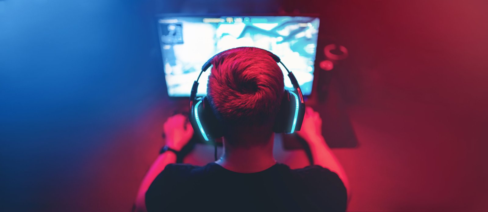 Gamer jouant a un jeu video avec IA en 2032 technologie futuriste